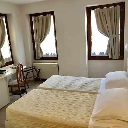 Roma 3* Garda (Verona)
